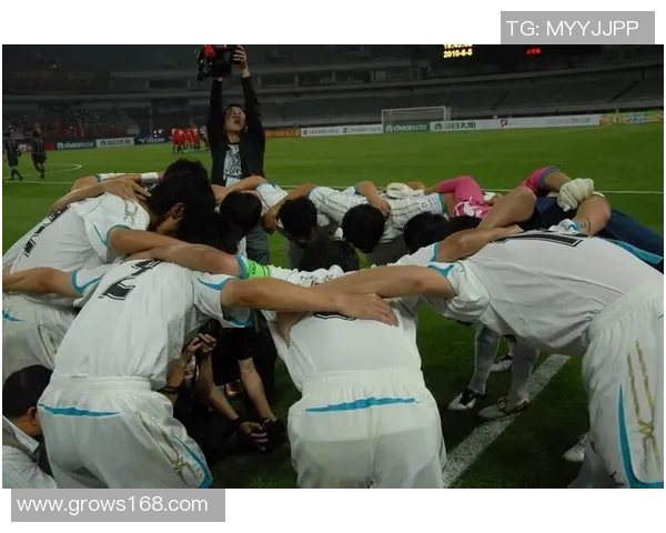 墨尔本胜利与上海东亚的激烈对决展现足球魅力与团队精神